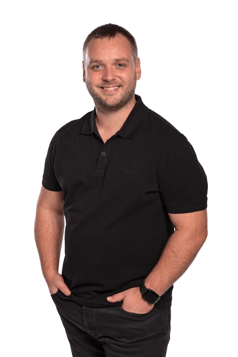 Daniel Smolík v černém polotričku